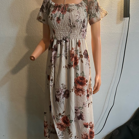 Boohoo Floral Maxi Dress in Cream and Red - Picture 4 of 11